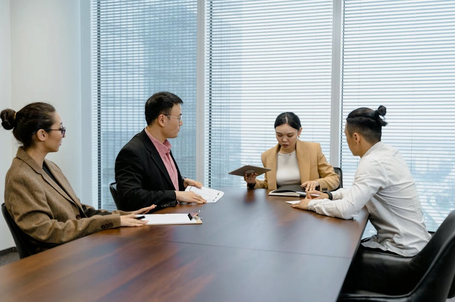 Zespół ekspertów finansowych podczas burzy mózgów w nowoczesnym biurze